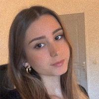 Portrait de Théa, étudiante en BTS Communication à Esarc Montpellier