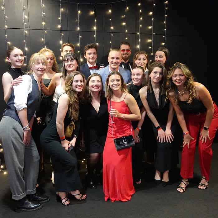 Etudiants en tenue de gala, posant en groupe pour une photo