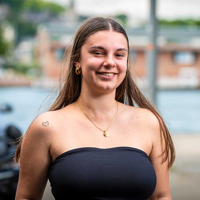 Portrait d'une jeune fille souriante dans le cadre de l'atelier Pizz'Alternance à Dijon