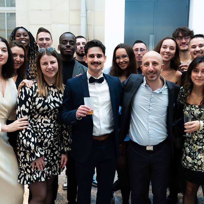 L'équipe d'Esarc Rouen, directeur et étudiants réunis pour le gala de fin d'année