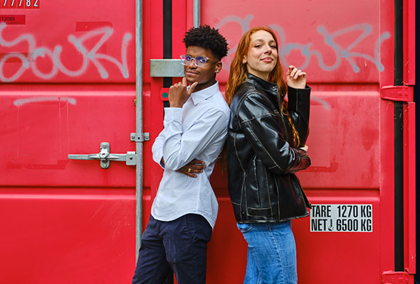 2 étudiants Esarc prenant la pause, dos à dos, l'air complice